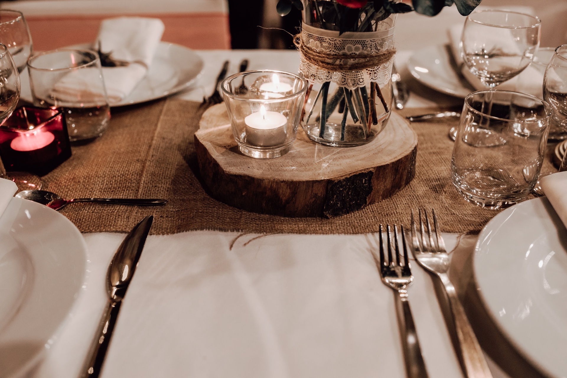 Table dressée en extérieur